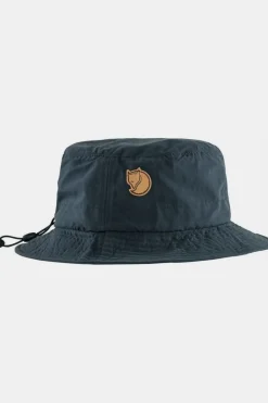 Chapeau à bord moyen pour protéger visage, nuque et oreilles. Ajustable grâce à un cordon élastique pour un maintien optimal.