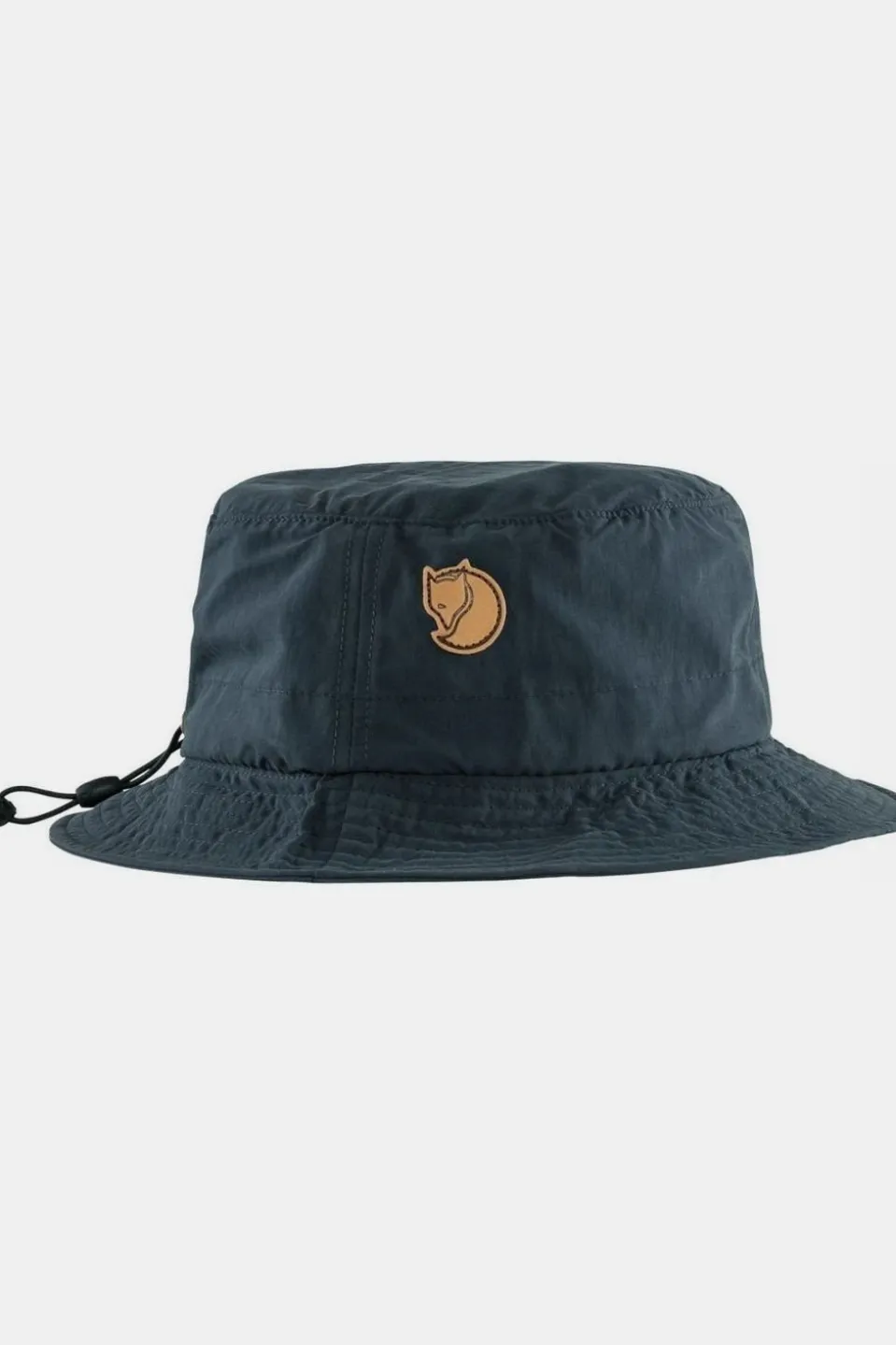 Chapeau à bord moyen pour protéger visage, nuque et oreilles. Ajustable grâce à un cordon élastique pour un maintien optimal.