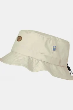 Chapeau à bord moyen pour protéger visage, nuque et oreilles. Ajustable grâce à un cordon élastique pour un maintien optimal.